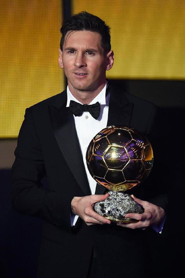 记者：阿什拉夫还需穿十天左右保护靴，他很想赶上非洲杯首战（记者：阿什拉夫仍需穿约10天保护靴，渴望赶上非洲杯揭幕战）