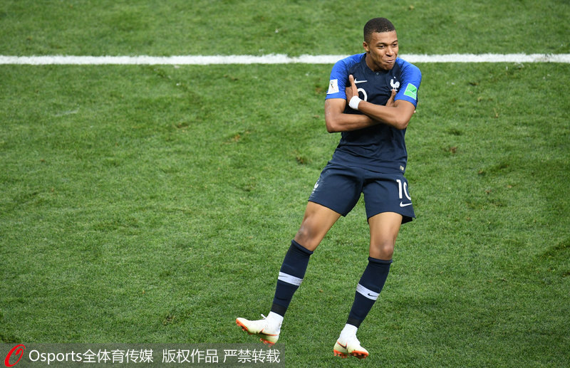 2分，又是2分！顶薪中锋被34岁老将羞辱，球迷嘲讽：这表现真的可以